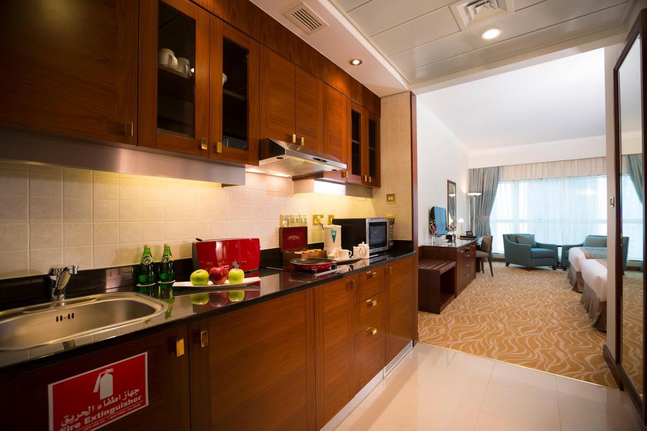 Grand Mercure Majlis Residences Abu Dhabi Exterior foto A typical hotel kitchenette