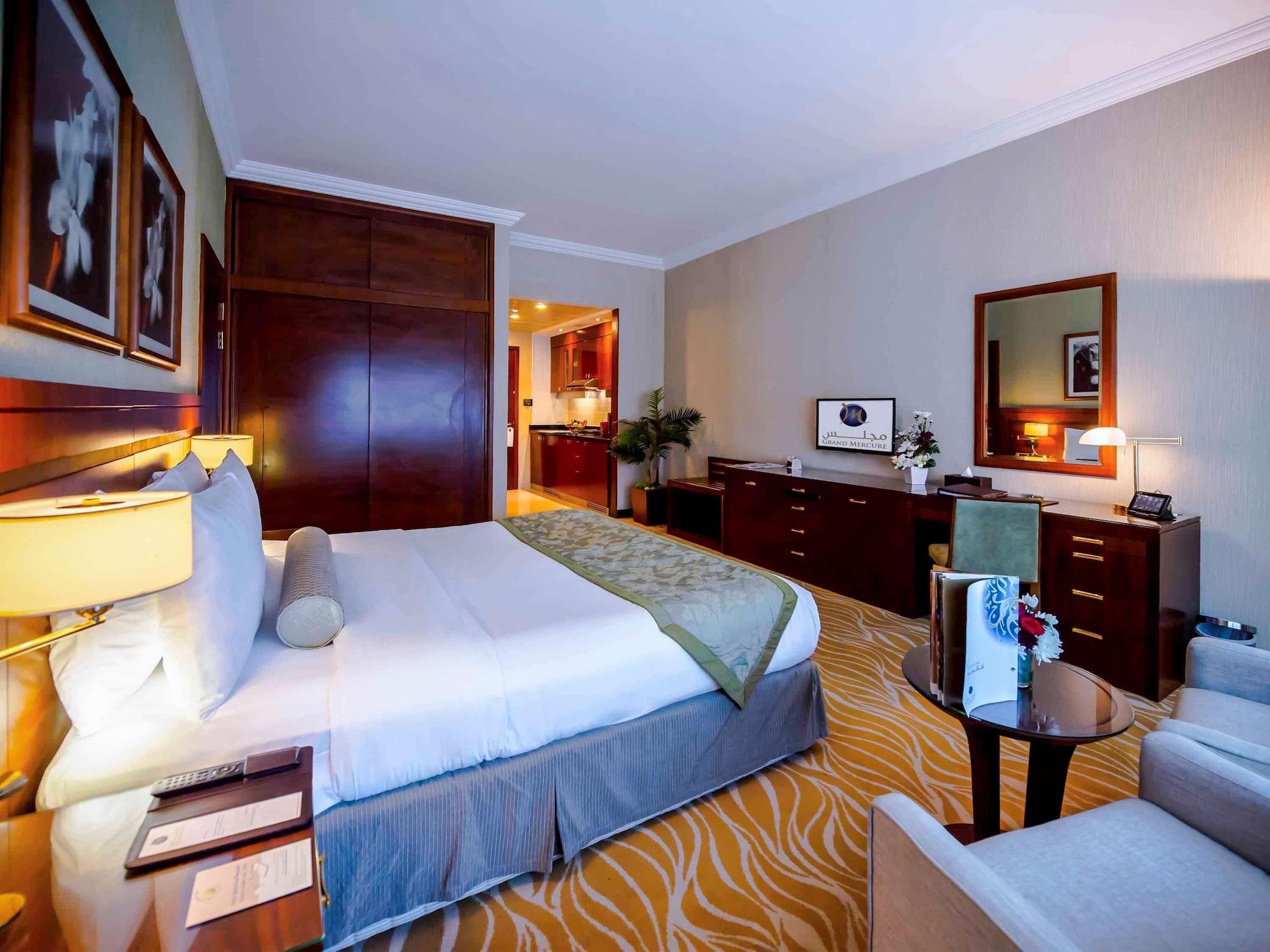 Grand Mercure Majlis Residences Abu Dhabi Exterior foto A room at the Jumeirah Creekside