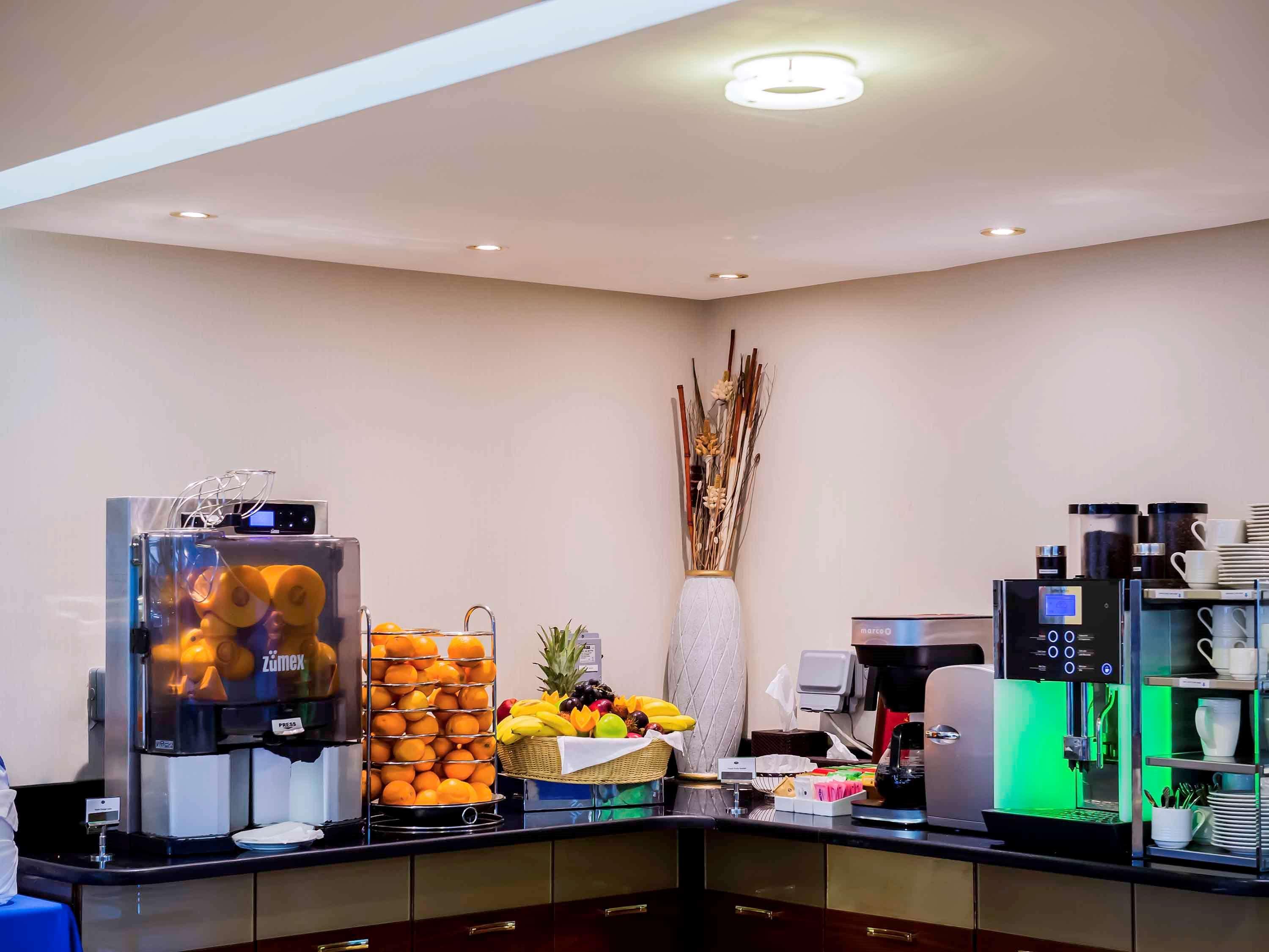 Grand Mercure Majlis Residences Abu Dhabi Exterior foto A coffee bar in a hotel
