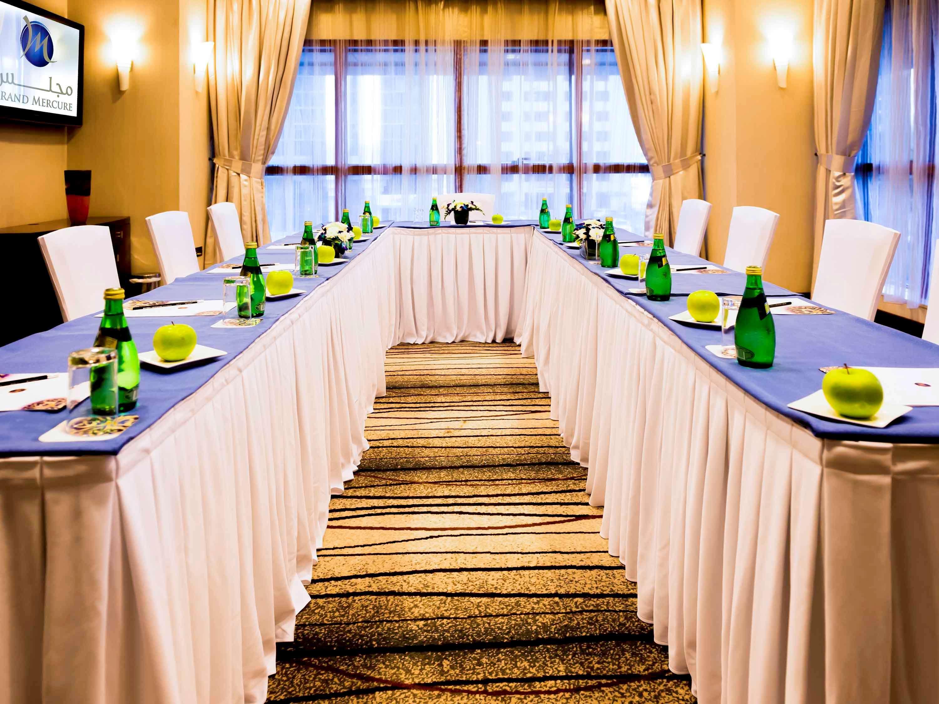 Grand Mercure Majlis Residences Abu Dhabi Exterior foto Meeting room at the hotel