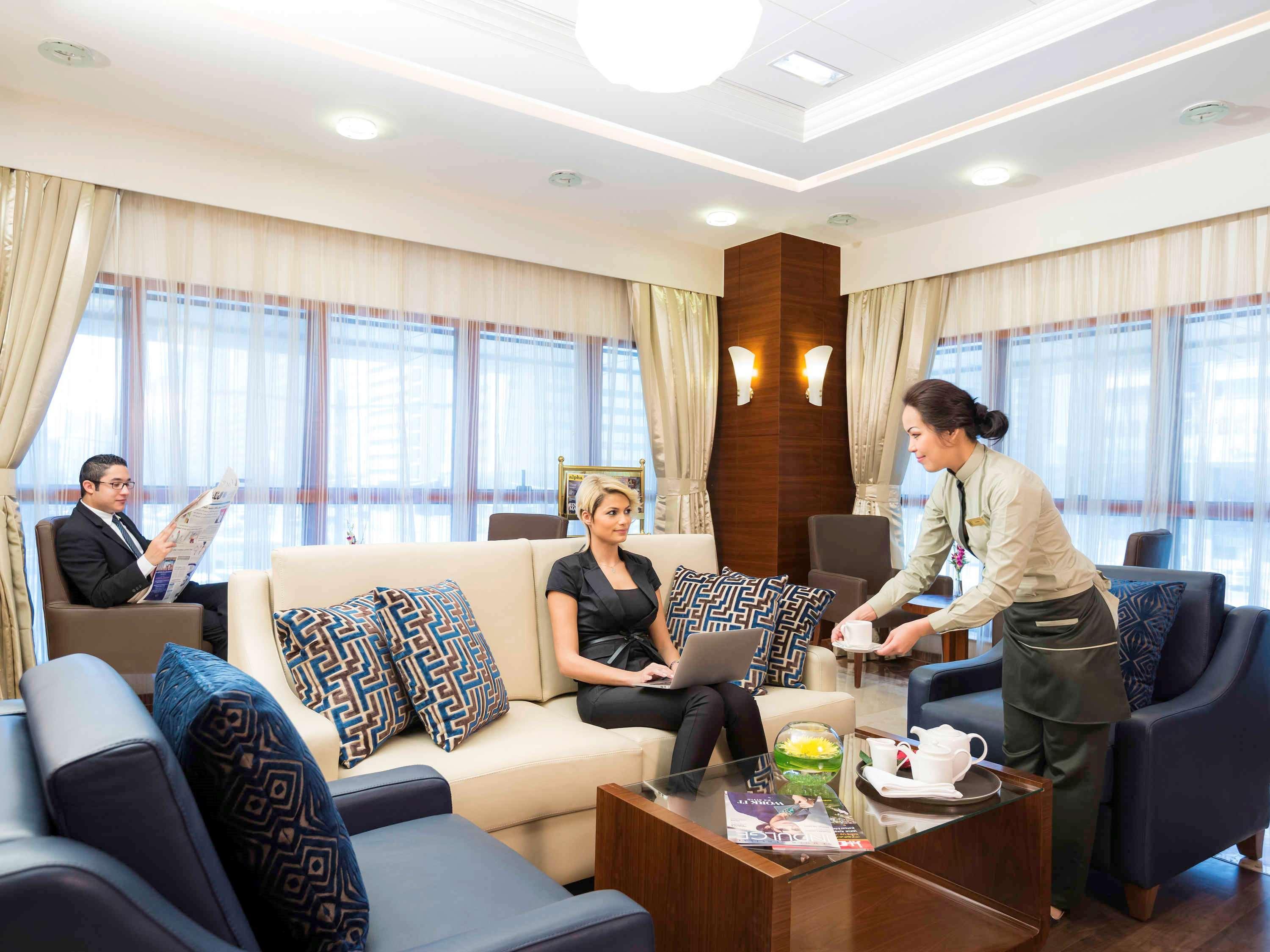 Grand Mercure Majlis Residences Abu Dhabi Exterior foto A business lounge at the airport