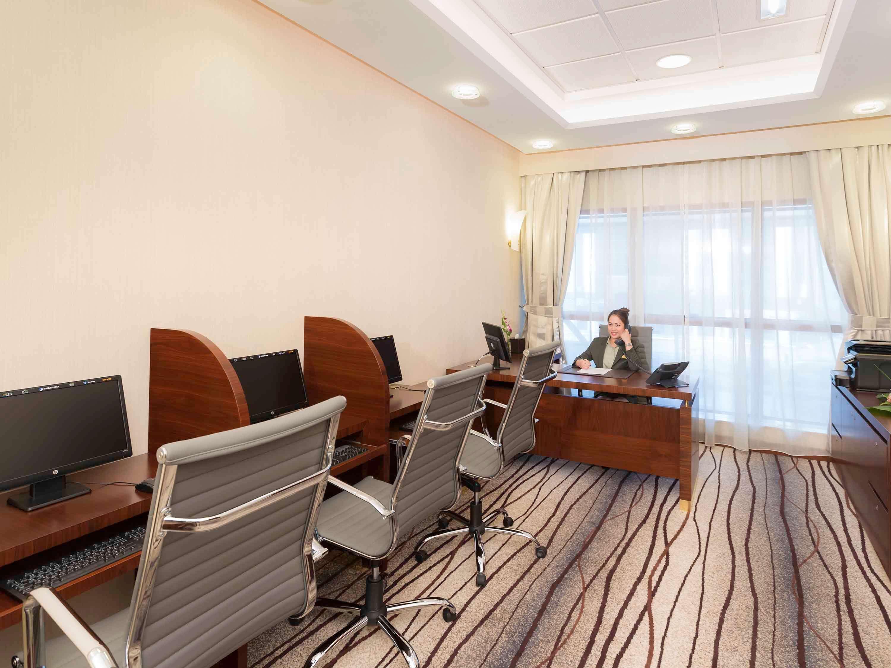 Grand Mercure Majlis Residences Abu Dhabi Exterior foto Business Center
