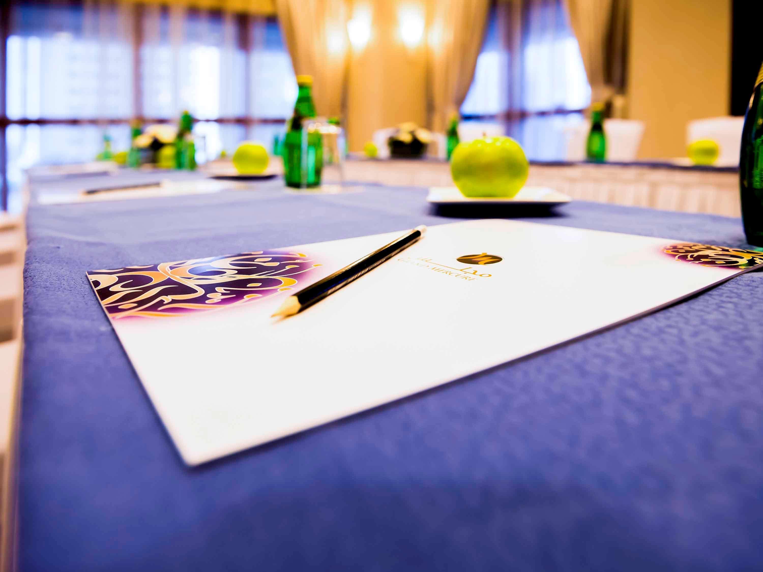 Grand Mercure Majlis Residences Abu Dhabi Exterior foto A pen and a notepad on a table