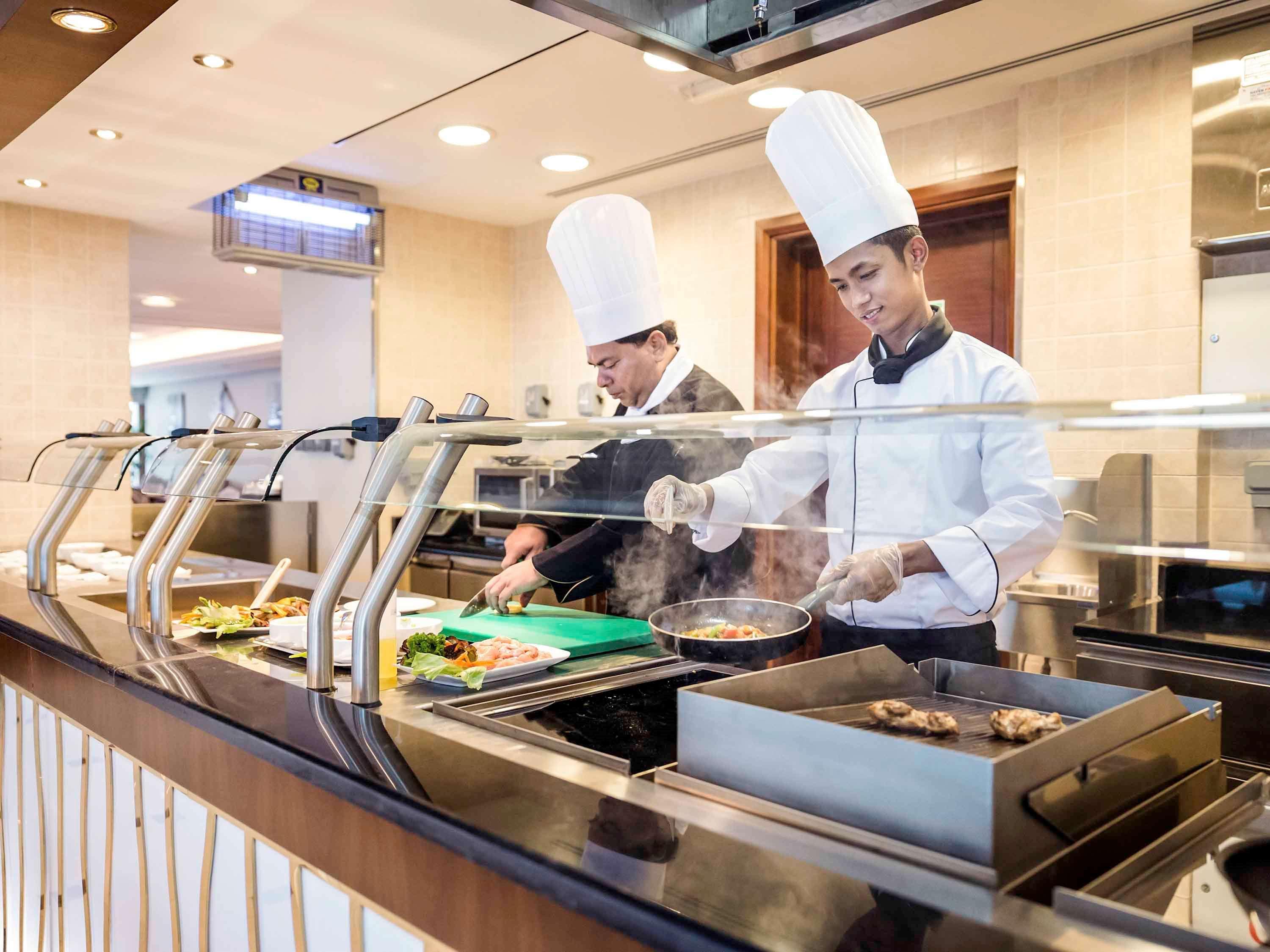 Grand Mercure Majlis Residences Abu Dhabi Exterior foto A buffet at a hotel