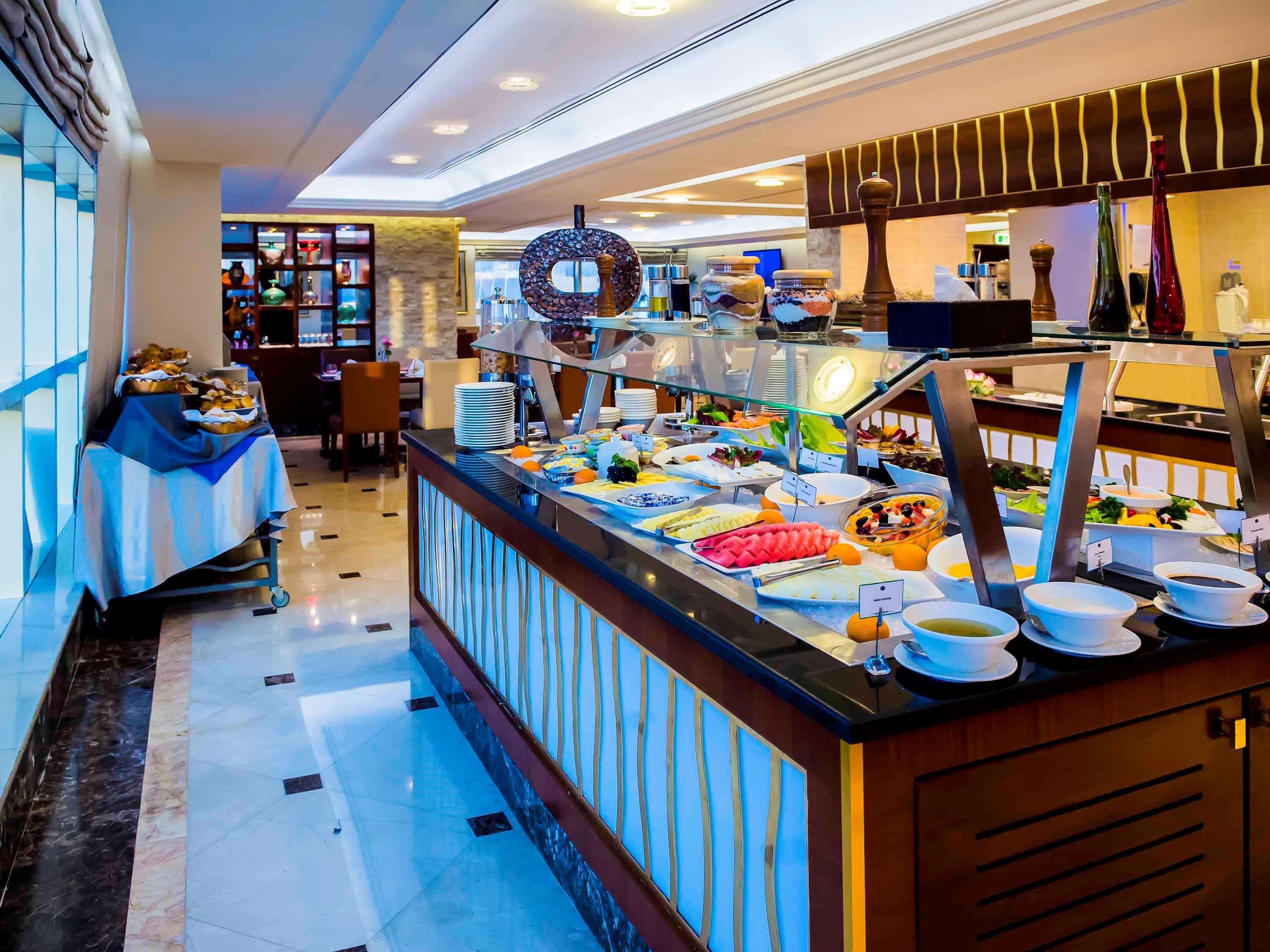 Grand Mercure Majlis Residences Abu Dhabi Exterior foto A buffet at a hotel