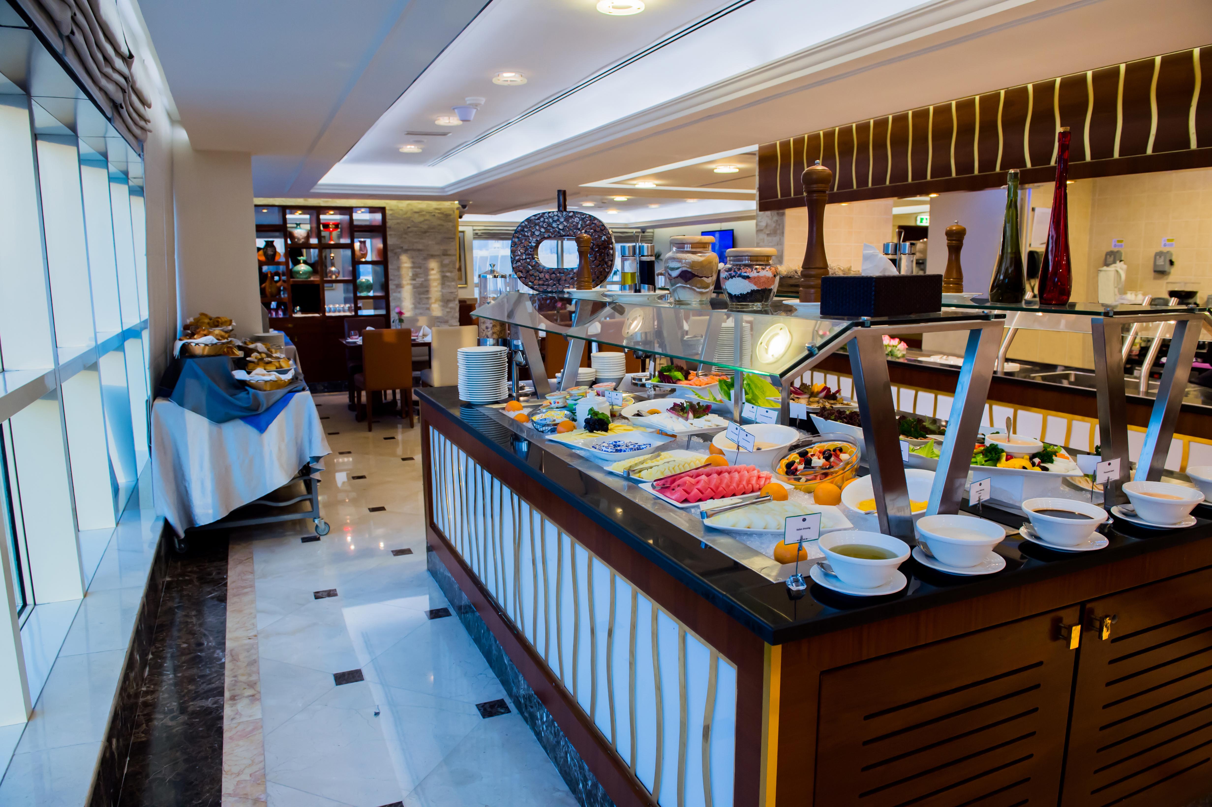 Grand Mercure Majlis Residences Abu Dhabi Exterior foto The buffet at the hotel