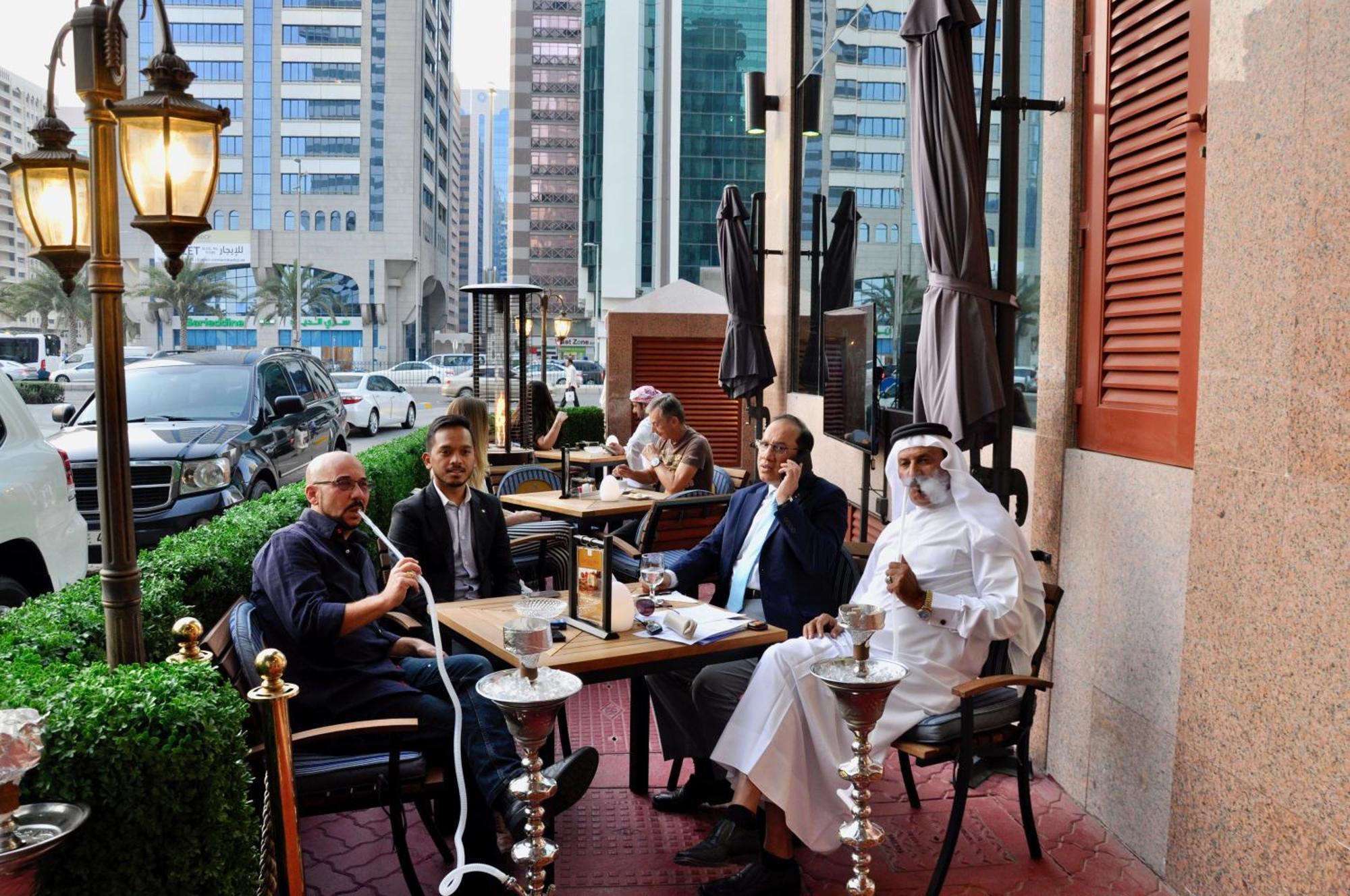Grand Mercure Majlis Residences Abu Dhabi Exterior foto A coffeehouse in Dubai