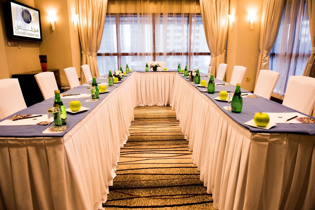 Grand Mercure Majlis Residences Abu Dhabi Exterior foto A meeting room at the hotel