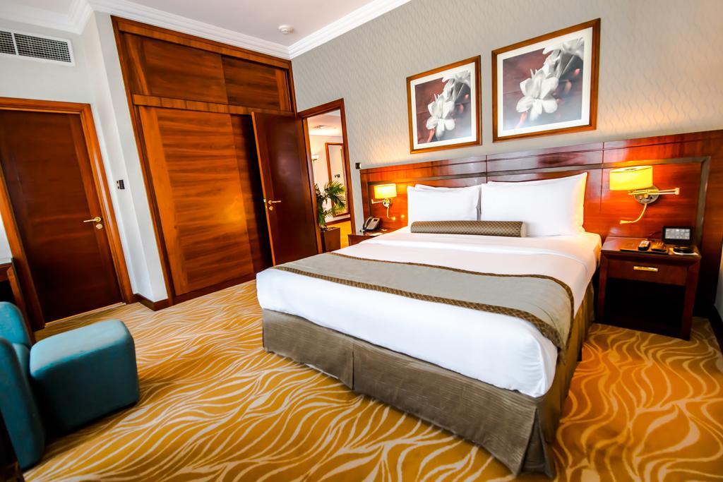 Grand Mercure Majlis Residences Abu Dhabi Exterior foto A bedroom at the hotel