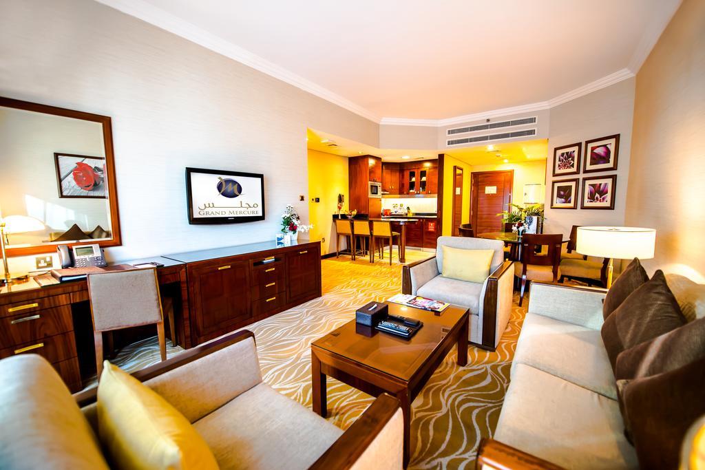 Grand Mercure Majlis Residences Abu Dhabi Exterior foto A suite at Jumeirah Creekside