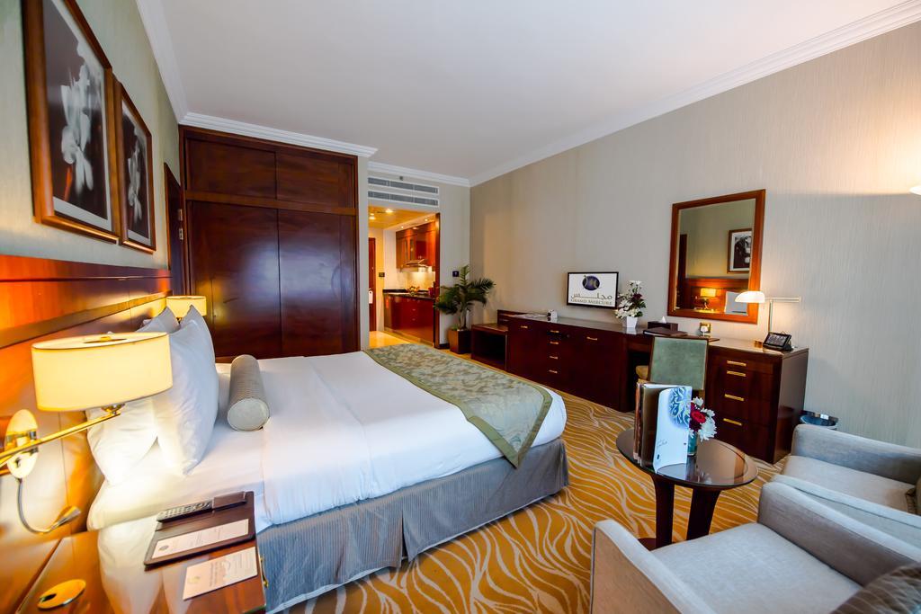 Grand Mercure Majlis Residences Abu Dhabi Exterior foto A bedroom at the hotel