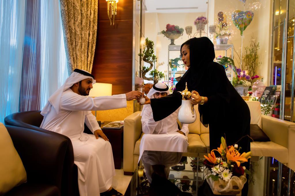 Grand Mercure Majlis Residences Abu Dhabi Exterior foto A woman in traditional dress in the United Arab Emirates