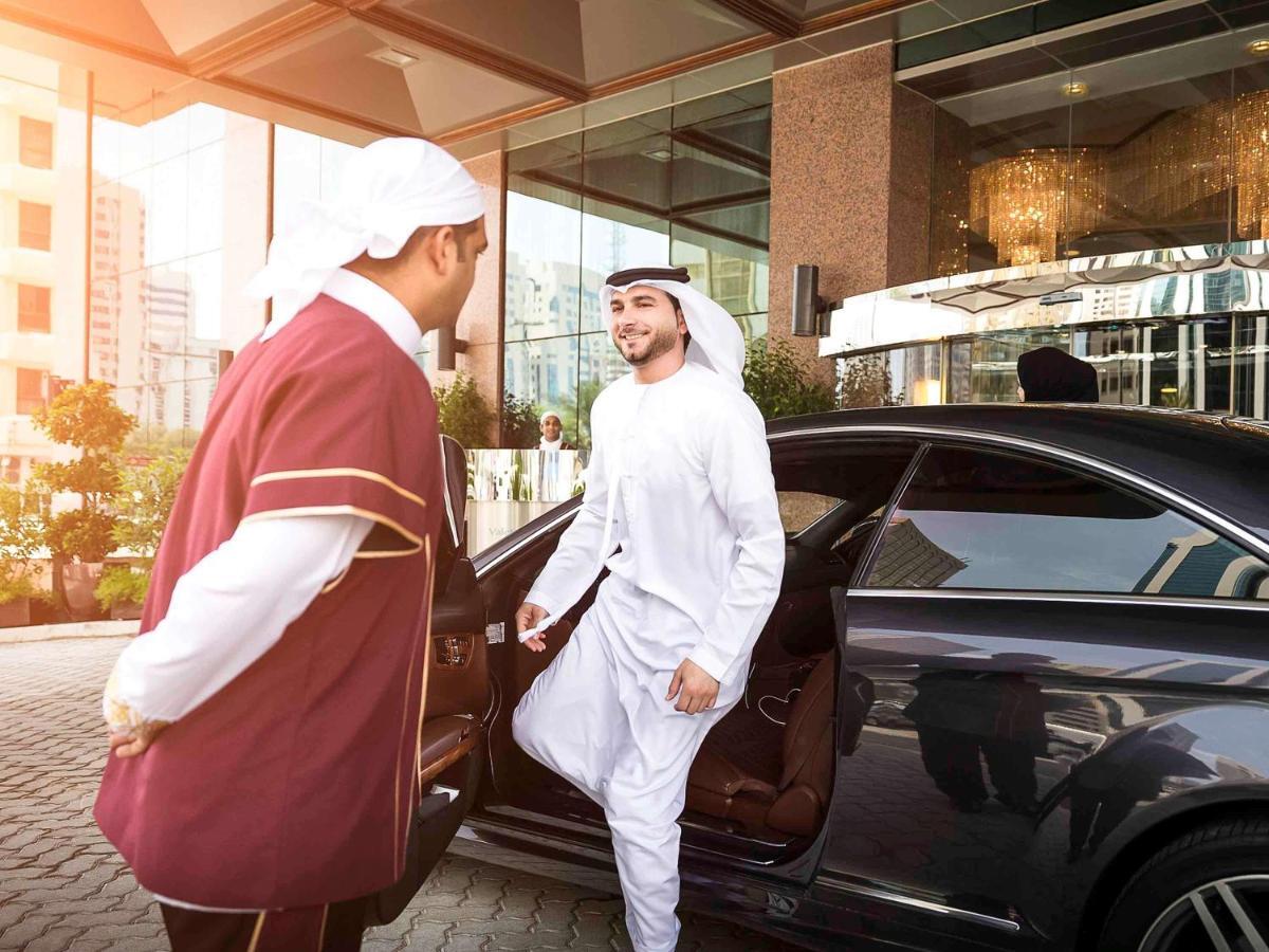 Grand Mercure Majlis Residences Abu Dhabi Exterior foto A guest being helped out of a car