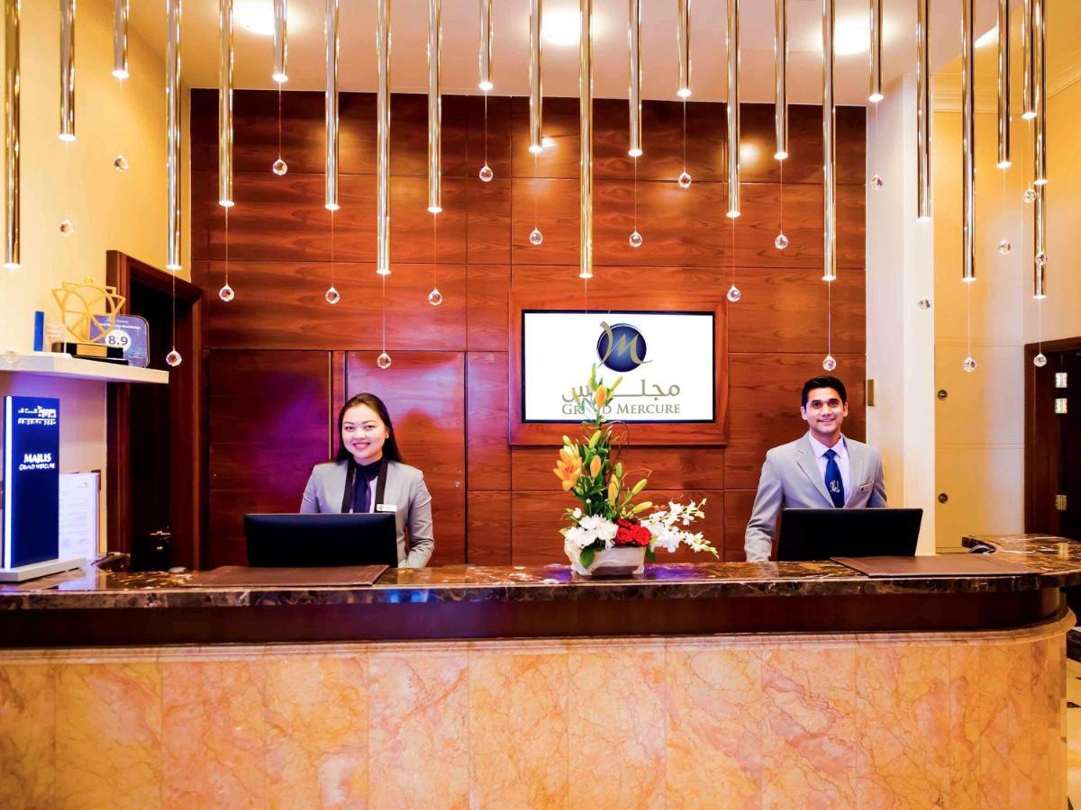 Grand Mercure Majlis Residences Abu Dhabi Exterior foto Reception desk at a hotel