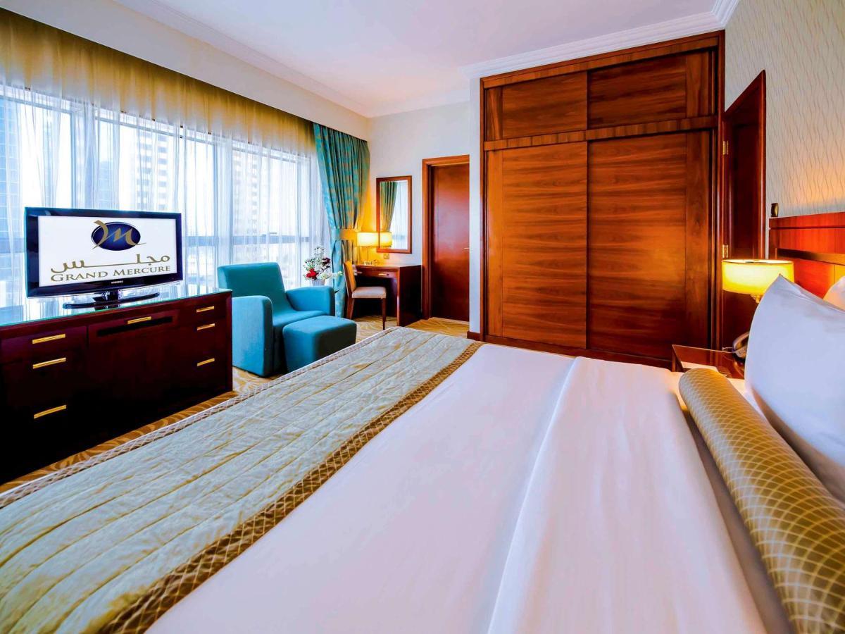 Grand Mercure Majlis Residences Abu Dhabi Exterior foto A bedroom at the hotel