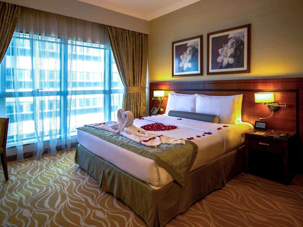 Grand Mercure Majlis Residences Abu Dhabi Exterior foto A bedroom at the hotel